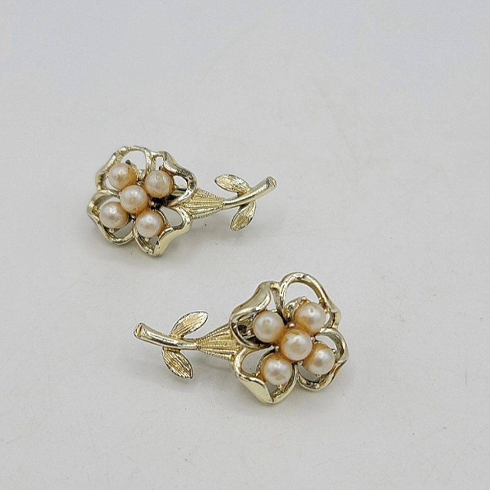 Coro Dogwood Flower faux Pearl Gold tone Clip on Earrings Mid Century Vintage
